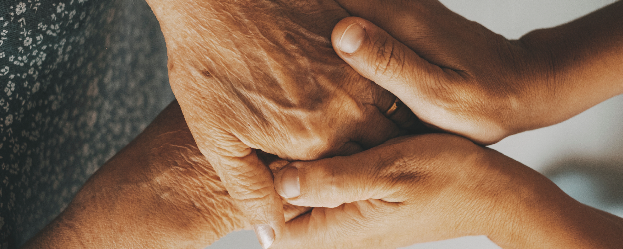 Een arts informeert een patiënt met lymfeklierkanker over de innovatieve CAR T-behandeling