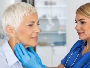 Een huisarts voert een lichamelijk onderzoek uit en palpeert delen waar de lymfoïde organen en de lymfeklieren zich bevinden