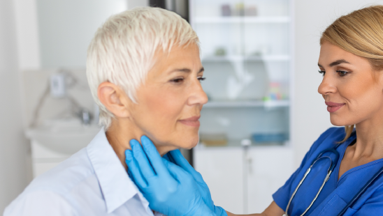 Un médecin généraliste effectuant un examen clinique, palpant une parties où se trouvent les organes lymphatiques et les ganglions