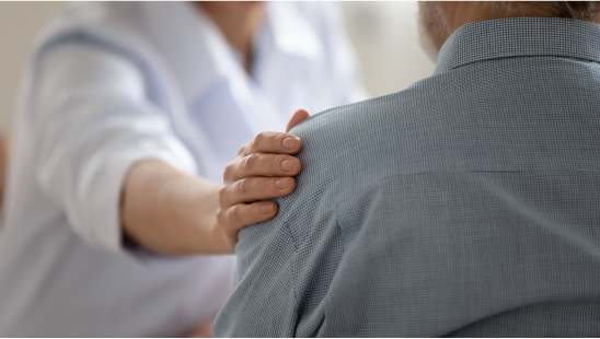 Un médecin soutient un patient atteint d'un lymphome et lui montre les différents types de traitement