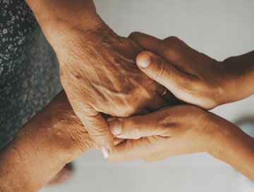 Een arts informeert een patiënt met lymfeklierkanker over de innovatieve CAR T-behandeling